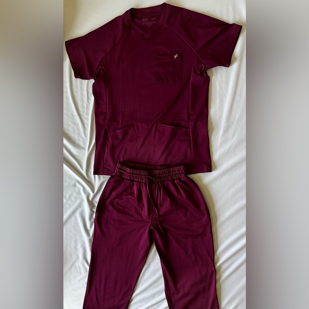 Fit (not fiG) scrub set M sized top and S sized bottom in burgundy. Full set $40